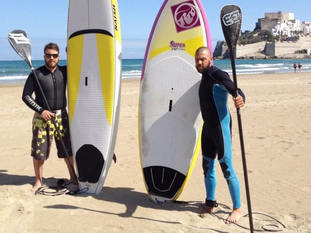 Con las tablas de Sup frente al mar